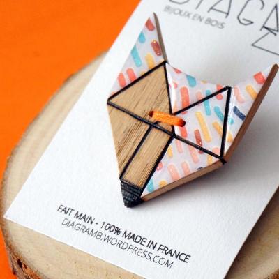 Broche loup blanc motif multicolore