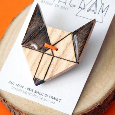 Broche loup marron