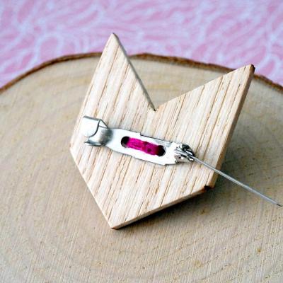 Broche renard blanc motif feuillage noir