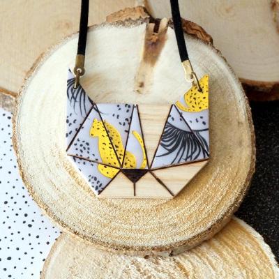 Collier chat blanc feuillage noir panthère or