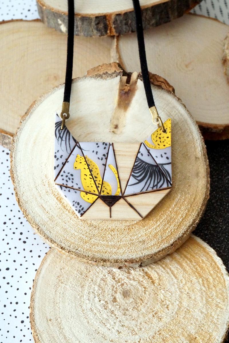 Collier chat blanc feuillage noir panthère or