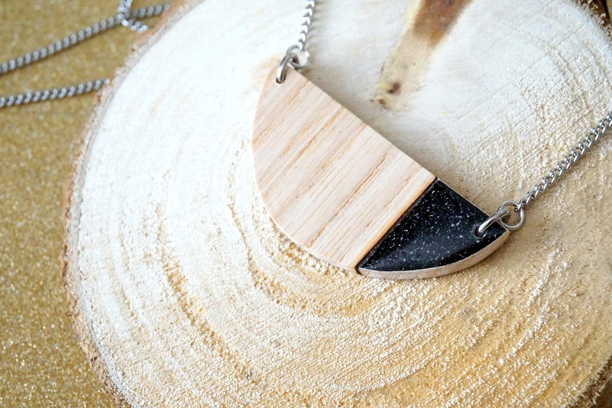 Collier demi cercle mini noir paillettes