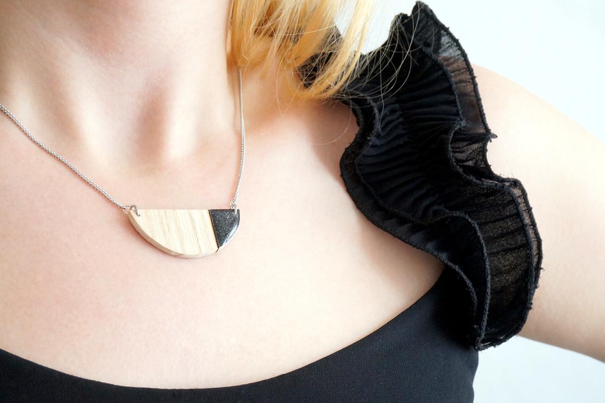 Collier demi cercle noir