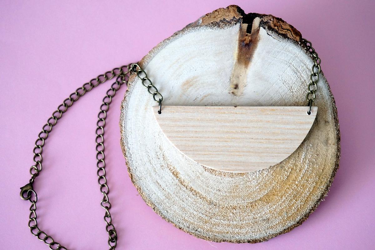 Collier demi cercle rose vert