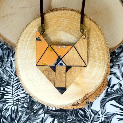 Collier loup jaune noir fleurs