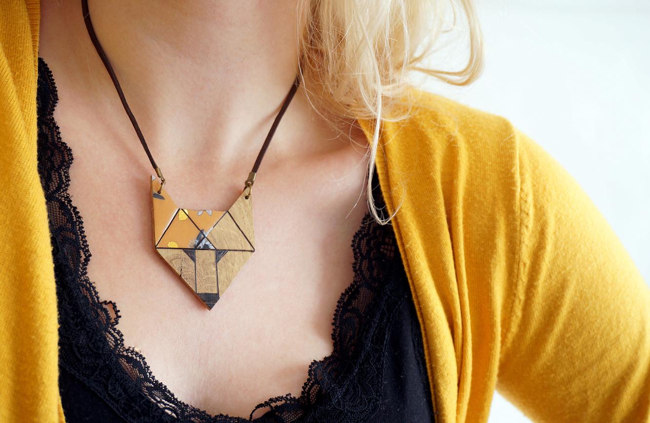 Collier loup jaune noir or 1