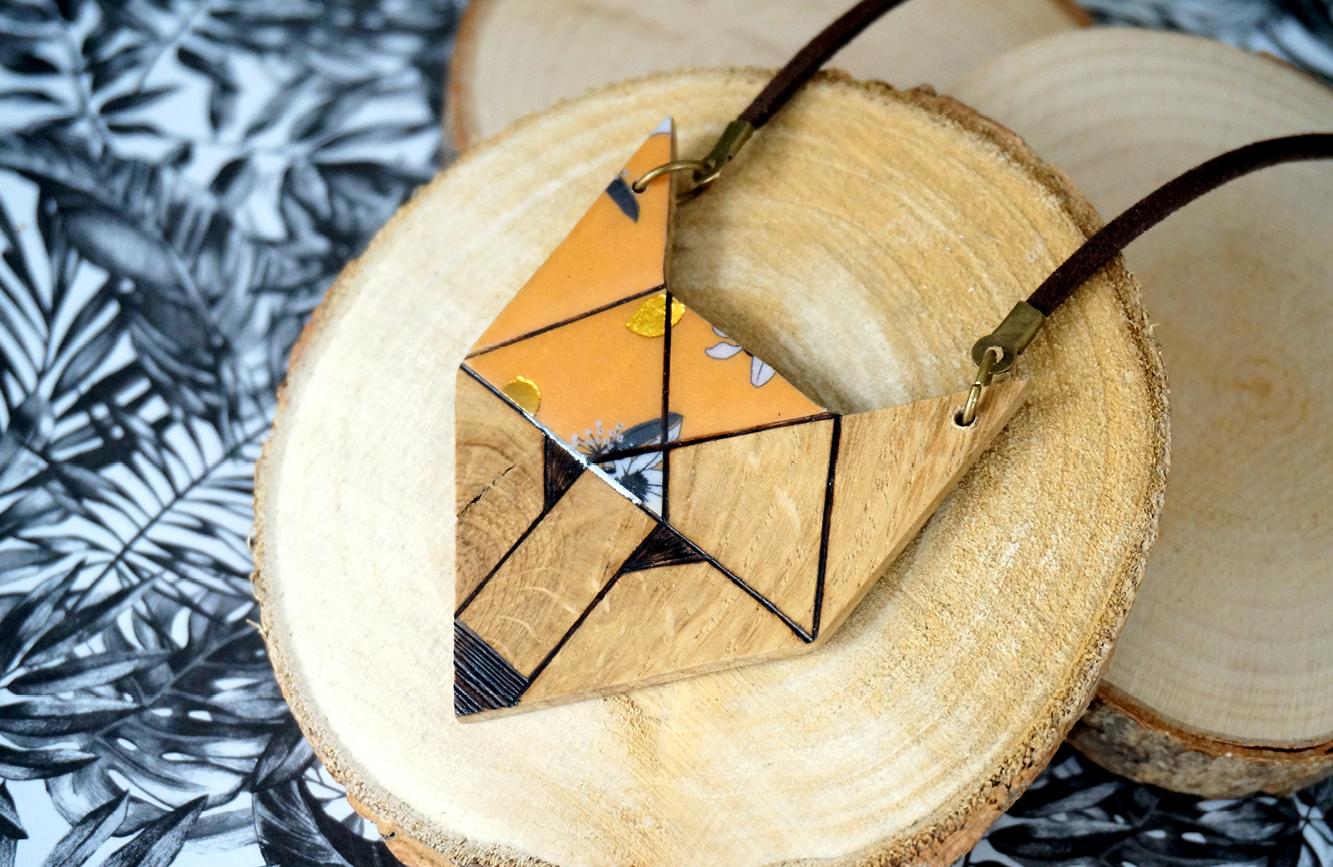 Collier loup jaune noir