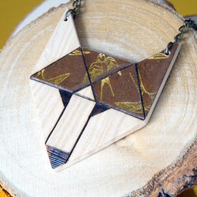 Collier loup marron or hirondelles 1