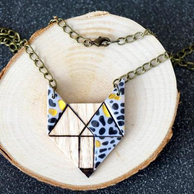 Collier petit loup blanc tâches noir or