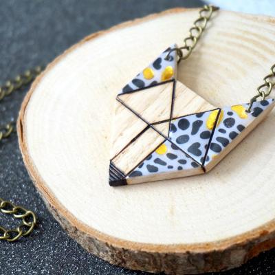 Collier petit loup blanc taches noir or
