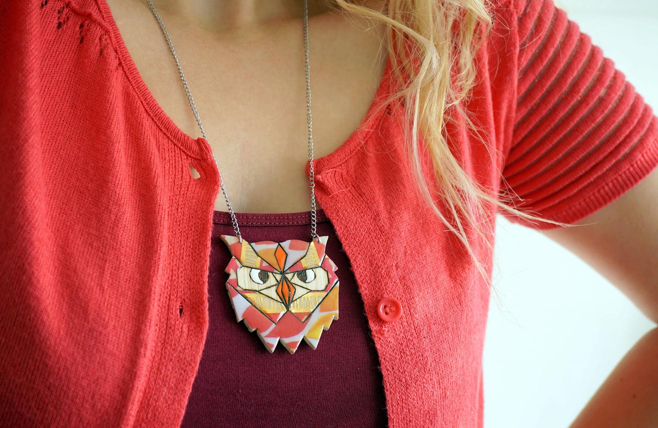 Sautoir hibou rouge orange or