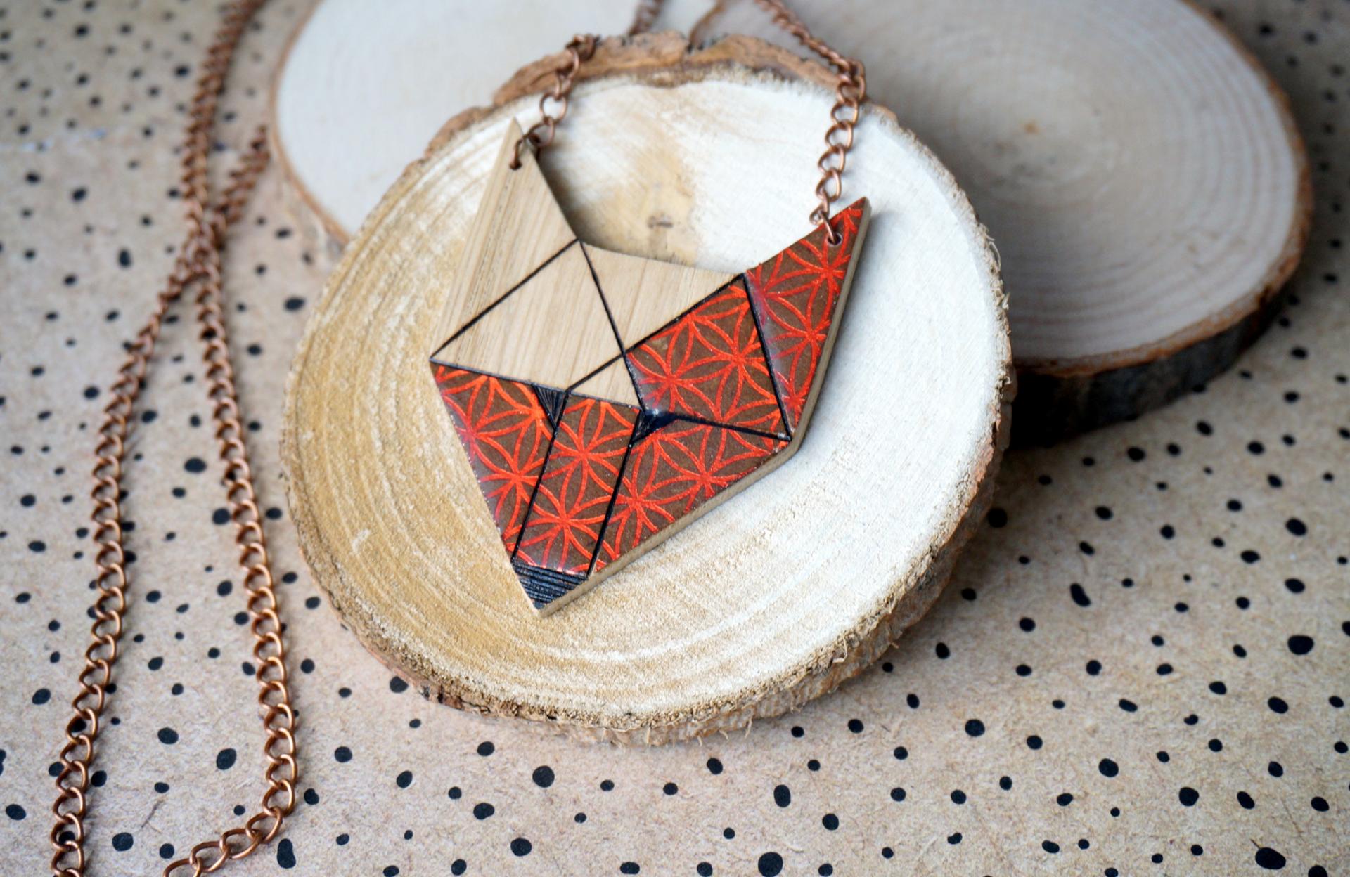 Sautoir loup marron motif ge ome trique orange